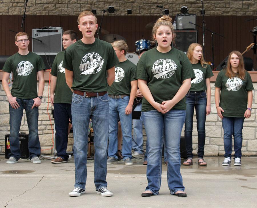 Senior Isaiah Koppes and junior Katheryne Hager sing "When You Say Nothing at All."