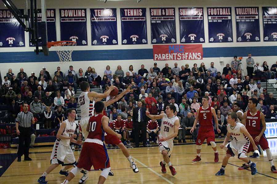 Boys Basketball pulls a close win against Dodge City