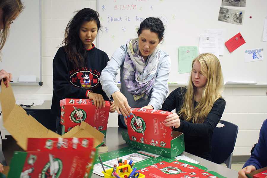 Key Club packs boxes to be sent to children in third-world countries