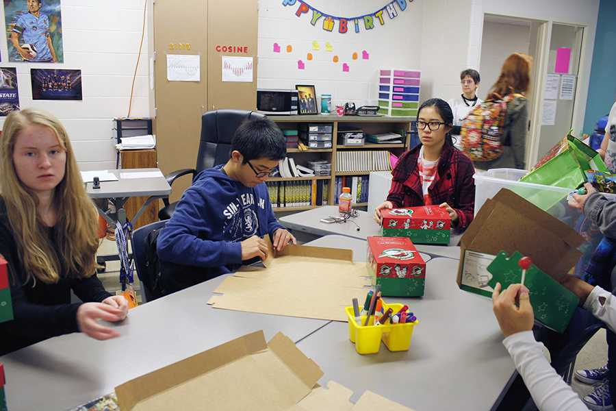 Key Club packs boxes to be sent to children in third-world countries