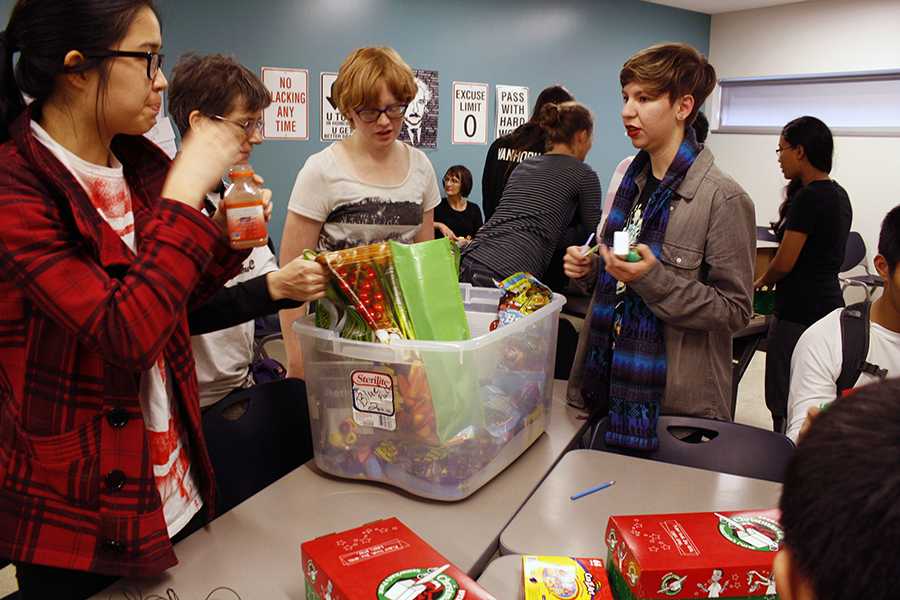 Key Club packs boxes to be sent to children in third-world countries