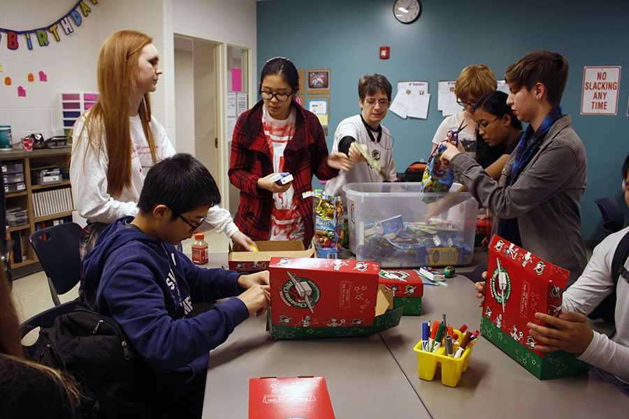 Key Club packs boxes to be sent to children in third-world countries